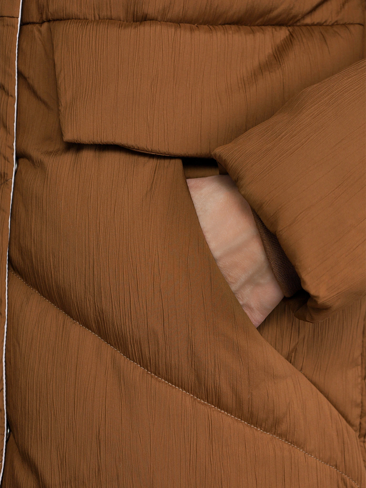 Пуховик светло-коричневого цвета с капюшоном